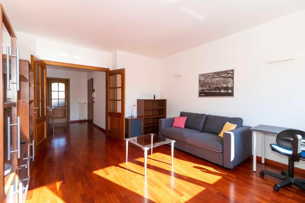 Cozy&Spacious Apt 2 Min Walk From The Tram Stop! Apartamento Turim Exterior foto