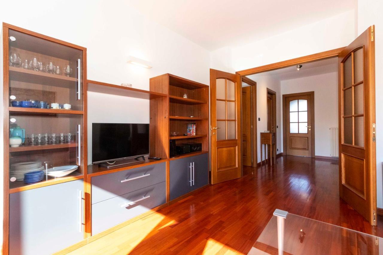 Cozy&Spacious Apt 2 Min Walk From The Tram Stop! Apartamento Turim Exterior foto