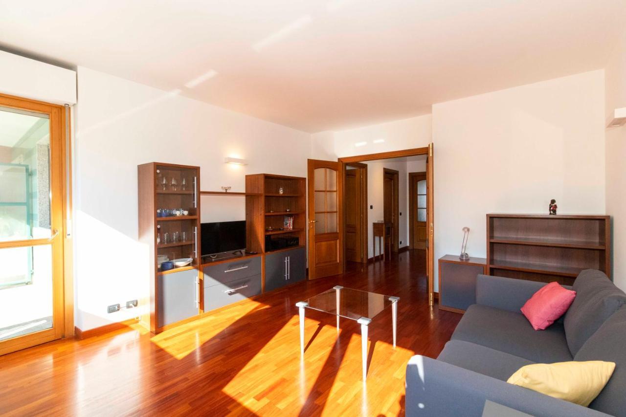Cozy&Spacious Apt 2 Min Walk From The Tram Stop! Apartamento Turim Exterior foto
