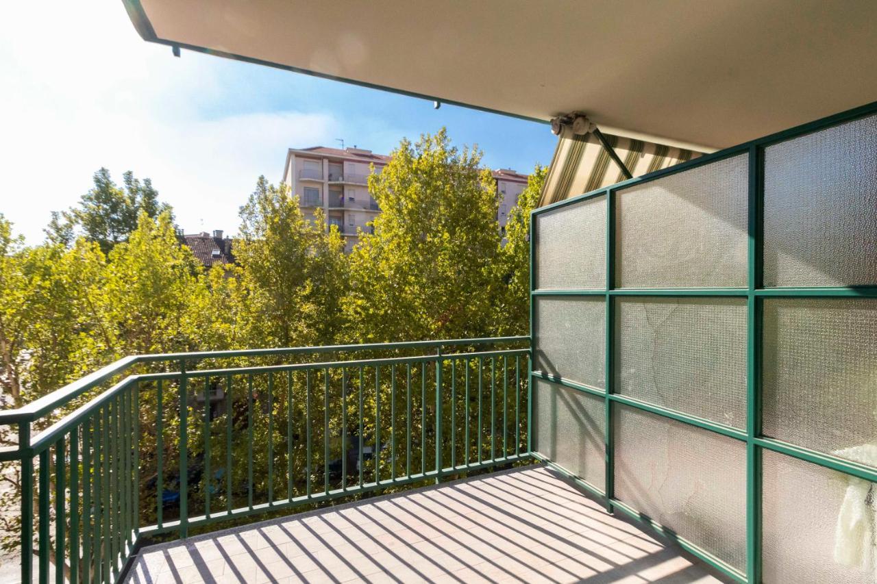 Cozy&Spacious Apt 2 Min Walk From The Tram Stop! Apartamento Turim Exterior foto